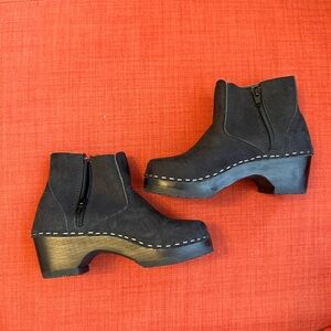 Hanna Andersson Black Leather Girl’s Clogs NEW